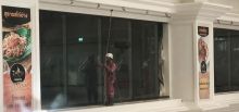 Window cleaning of the Amarin Plaza - Bangkok, Thailand